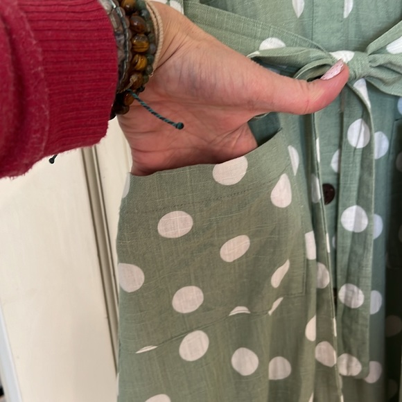 Belted, green linen dress. Midi length. Green with white polka dots. - Picture 5 of 8